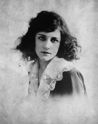 Файл:Viola-Dana-1910.jpg