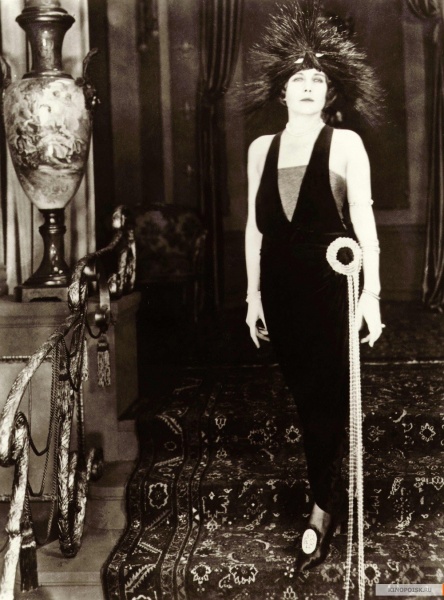 Файл:A Woman of Paris A Drama of Fate 1923 movie screen 1.jpg